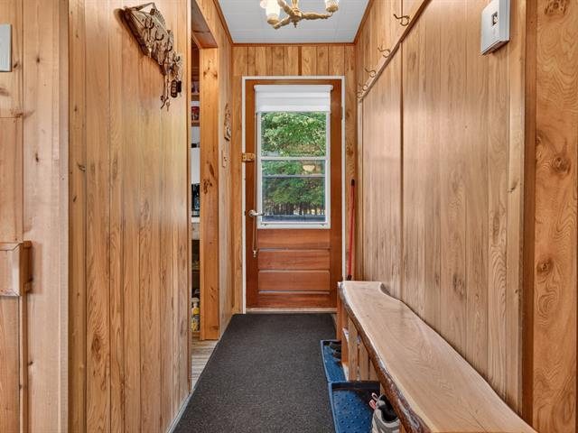 Hall d'entrée/Vestibule — 570, Ch. du Tour-du-Lac-Blanc